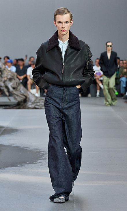 تصميم جريئة وغير مألوفة من LOEWE لموسم ربيع وصيف 2024